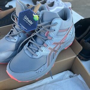 Women’s ascis size 11